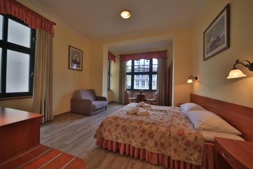 ein Hotelzimmer mit einem Bett und einem Fenster in der Unterkunft Villa Alexandra in Świnoujście