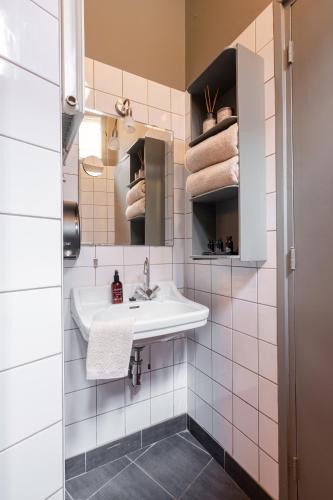 a bathroom with a sink and a mirror and towels at Villa La Chatelaine in Egmond aan Zee
