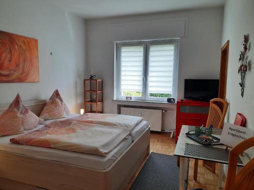 1 dormitorio con cama, mesa y ventana en 3 x Ferien- & Monteurwohnungen Koenen nah am Westfield Centro en Oberhausen