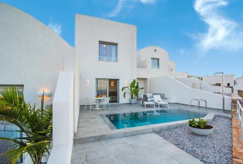 Bazén v ubytování Makrikythera Luxury Suites - Private Pool or Hot Tub Suites nebo v jeho okolí