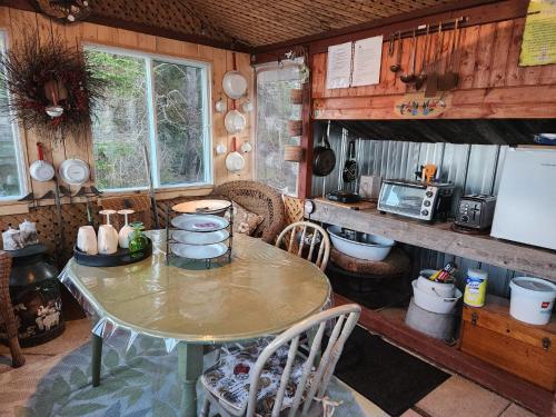 a kitchen with a table and chairs in a room at Hebergement Cerfs-Tifie fermette in Saint-Félix-d'Otis