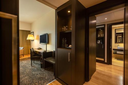  EPIC SANA Luanda Hotel -  Room  picture :   Minibar    Bath    Safety deposit box                           