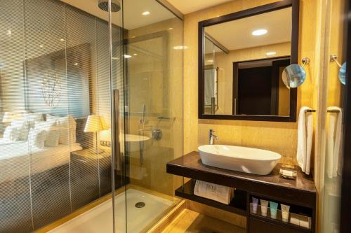  EPIC SANA Luanda Hotel -  Room  picture :   Minibar    Bath    Safety deposit box                           