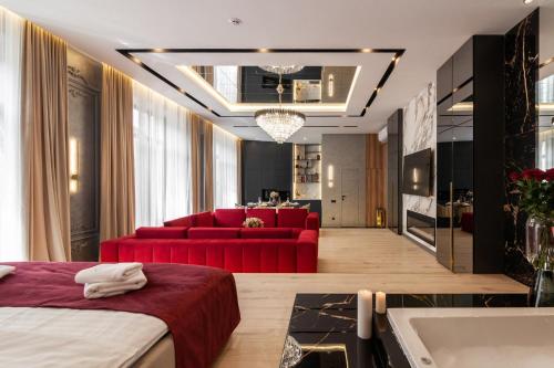 une chambre d'hôtel avec un lit, un canapé et une baignoire dans l'établissement ARISTO Jacuzzi Hotel, à Lviv