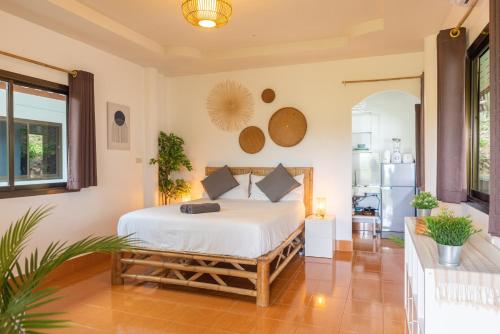 1 dormitorio con 1 cama en una habitación en Le Balcon, Haad Yao., en Haad Yao