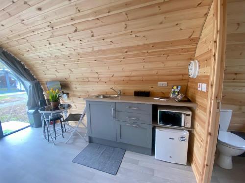 Kuchyň nebo kuchyňský kout v ubytování Glamping at Share Discovery Village