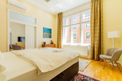 ブダペストにあるBengt Apartment Kiraly Str. Luxury Suiteのベッドルーム(大型ベッド1台、窓付)