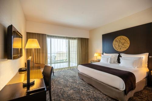  EPIC SANA Luanda Hotel -  Room  picture :    Tea/Coffee maker    Minibar    Bath                            