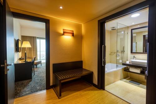  EPIC SANA Luanda Hotel -  Room  picture :   Tea/Coffee maker    Minibar    Bath                           