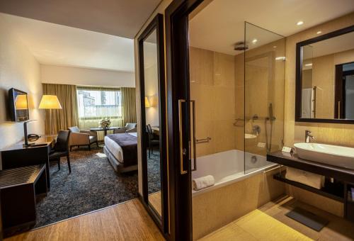  EPIC SANA Luanda Hotel -  Room  picture :   Tea/Coffee maker    Minibar    Bath                           