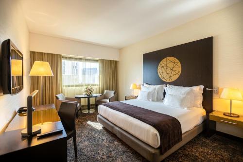  EPIC SANA Luanda Hotel -  Room  picture :    Tea/Coffee maker    Minibar    Bath                            