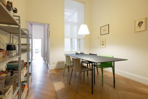 une salle à manger avec une table et des chaises noires dans l'établissement Stunning Apartment in City Center, à Vienne