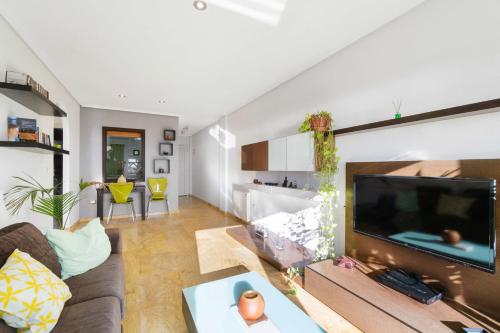 salon z dużym telewizorem z płaskim ekranem w obiekcie Casa Adelfas, Aguamarina w mieście Campoamor