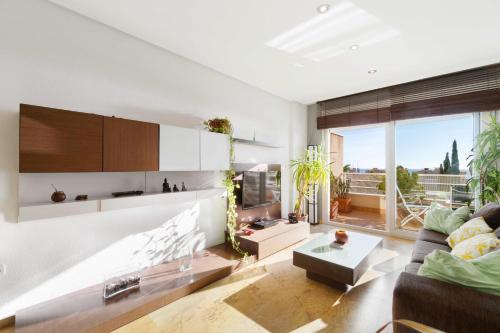 salon z kanapą i stołem w obiekcie Casa Adelfas, Aguamarina w mieście Campoamor