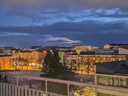 une vue d'une ville la nuit avec des bâtiments dans l'établissement Holiday Home Helsinki rooftop by Interhome, à Helsinki