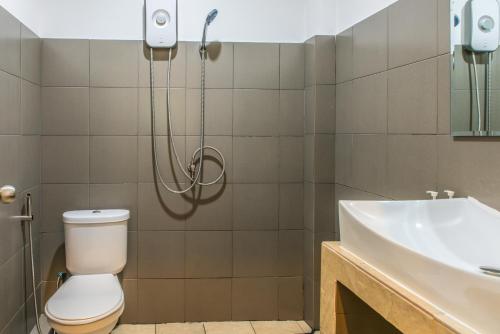 uma casa de banho com um chuveiro, um WC e um lavatório. em Le Balcon, Haad Yao. em Haad Yao