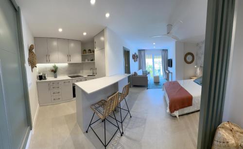 Espectacular estudio en Puerto Cabopino RECIEN REFORMADO