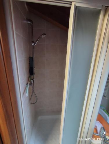 a shower in a bathroom with a shower at Stanza spaziosa in Zugliano