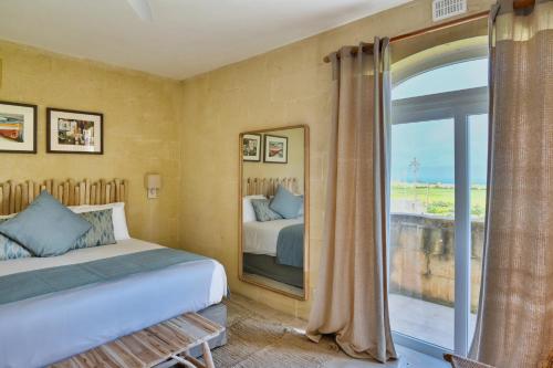 Postel nebo postele na pokoji v ubytování Ogygia Suites Gozo