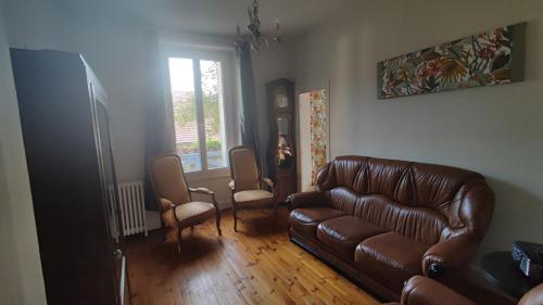 Photo de la galerie de l'établissement Maison des années 30 - Vic-Sur-Cère - 4 personnes, à Vic-sur-Cère