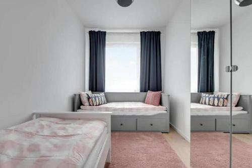 格但斯克的住宿－Golden Apartments&Glamping-DG10，一间卧室设有一张床和一个窗口
