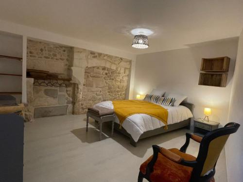 - une chambre avec un lit et une couverture jaune dans l'établissement Instant en Provence, à Eyragues