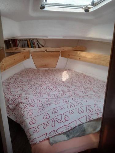 Cette petite chambre comprend un lit. dans l'établissement hébergement les pieds dans l'eau, à Marseillan