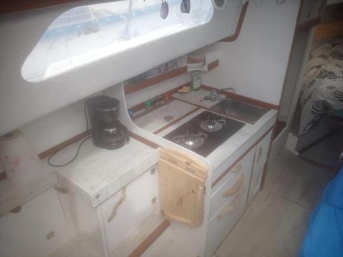 Il comprend une petite cuisine équipée d'une cuisinière et d'un évier. dans l'établissement hébergement les pieds dans l'eau, à Marseillan