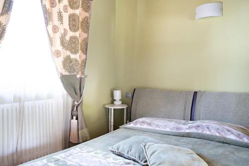 1 dormitorio con cama y ventana en La Corte di Langa alloggio Giada, en Albaretto Della Torre 