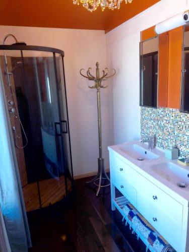 une salle de bain avec douche et lavabo dans l'établissement Gîte de la lanterne, à Tourville-sur-Sienne