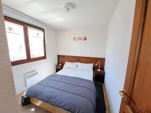 une petite chambre avec un lit et une fenêtre dans l'établissement Appartement 2 pièces à petit prix à Montgenèvre, bien équipé - FR-1-266-168, à Montgenèvre