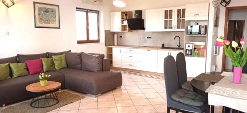 Kuchyňa alebo kuchynka v ubytovaní Apartment in Njivice/Insel Krk 13320
