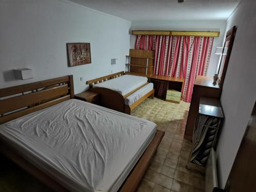 ポルティマンにあるPraia da Rocha Portimão Algarveの小さなベッドルーム(ベッド2台、デスク付)