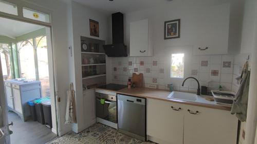 Photo de la galerie de l'établissement Maison des années 30 - Vic-Sur-Cère - 4 personnes, à Vic-sur-Cère