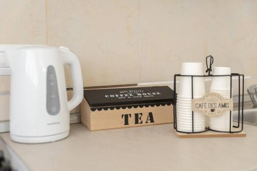 a counter with a tea kettle and a box on it at Casa Magenta Centro città in Cerignola