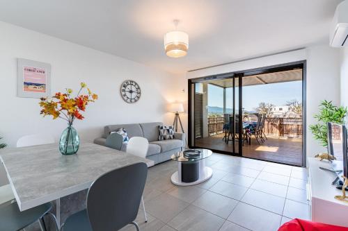 un salon avec un canapé et une table dans l'établissement Nepita, à Porticcio