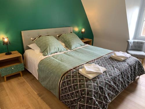 une chambre avec un grand lit avec un mur végétal dans l'établissement APPARTMENT AU COEUR DU CENTRE HISTORIQUE 2 CH., à Bergerac