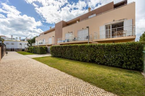 Elegant Duplex 1BR w- Pool, Parking & Balcony