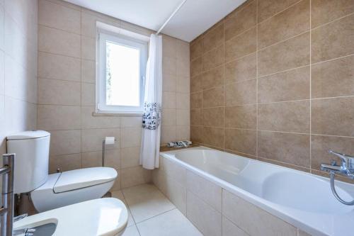 Elegant Duplex 1BR w- Pool, Parking & Balcony