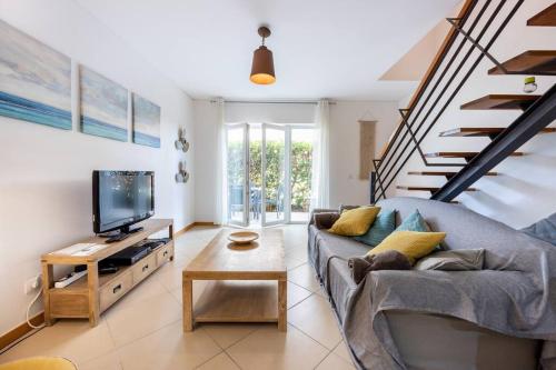 Elegant Duplex 1BR w- Pool, Parking & Balcony