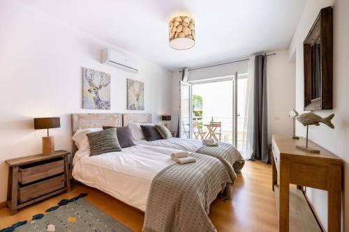 Elegant Duplex 1BR w- Pool, Parking & Balcony