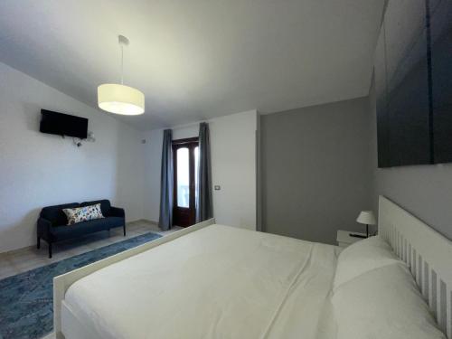 1 dormitorio con 1 cama blanca grande y 1 sofá en Magnifico chalet en Chayofa, en Chayofa