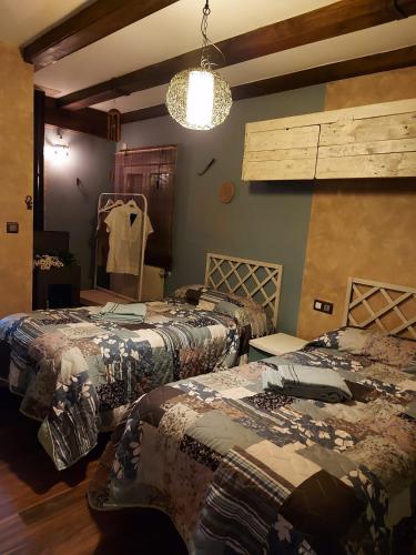 a room with two beds and a mirror in it at Raices in Robledondo