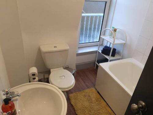 uma casa de banho com um WC, uma banheira e um lavatório. em Telford House - close to city centre, free parking em South Kessock