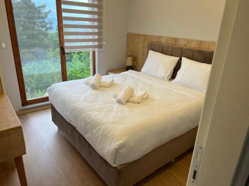 1 dormitorio con 1 cama con 2 almohadas en May Villas en Ordu