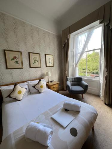 Un dormitorio con una gran cama blanca y una ventana en Gladstone House, en Edimburgo