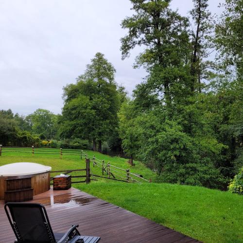 Κήπος έξω από το JASZCZURKA, domek nad rzeką, Zwierzyniec, Roztocze, Jacuzzi, Sauna