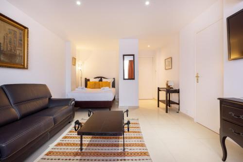 un soggiorno con un divano e un letto di Agence des Résidences - Appartements privés du 45 CROISETTE - Standard a Cannes
