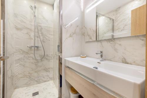 un bagno con lavandino e doccia di Agence des Résidences - Appartements privés du 45 CROISETTE - Standard a Cannes