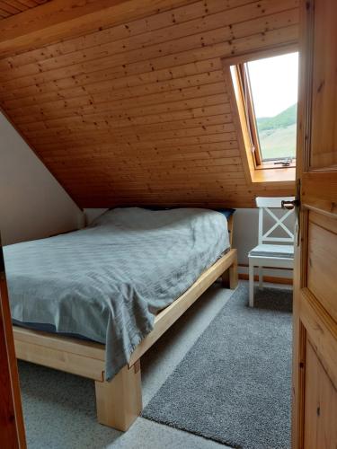 Postel nebo postele na pokoji v ubytování Dachgeschosswohnung mit Burgblick in Kues